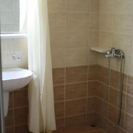 Argo & 3* أييوي أبوستولوي