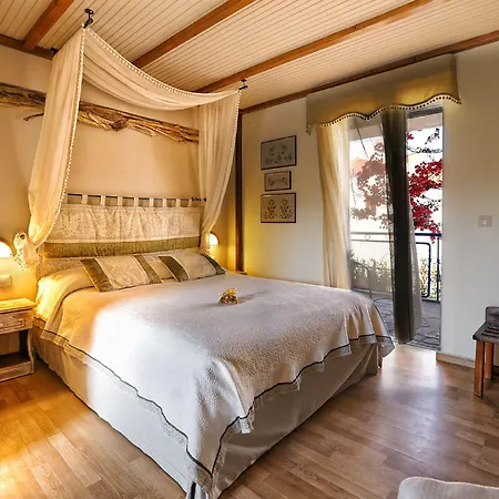 Argo & 3* أييوي أبوستولوي