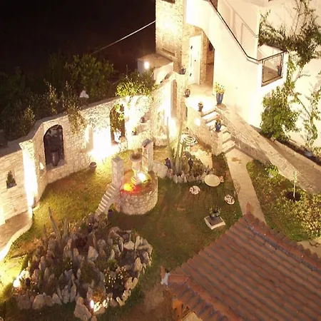 Argo & فندق أييوي أبوستولوي